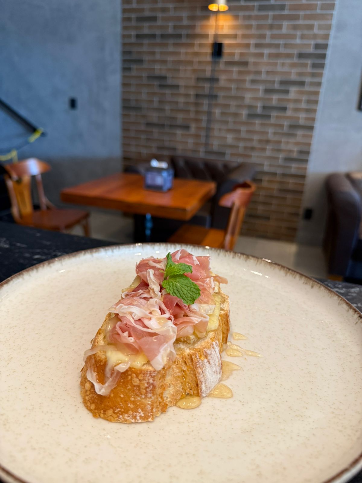 Toast com brie + parma + mel