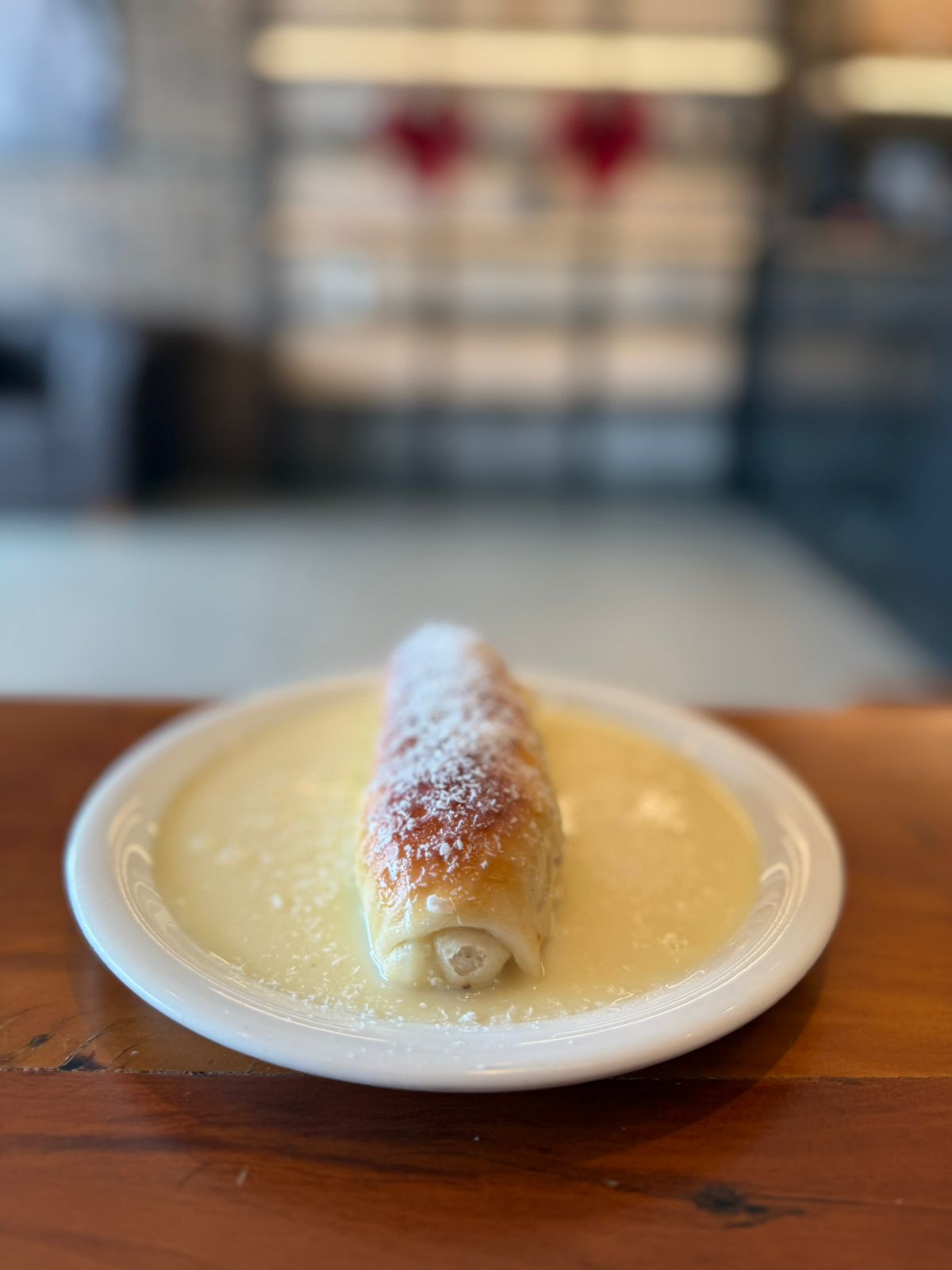 Enroladinho de Queijo Frescal com Leite Condensado e Coco