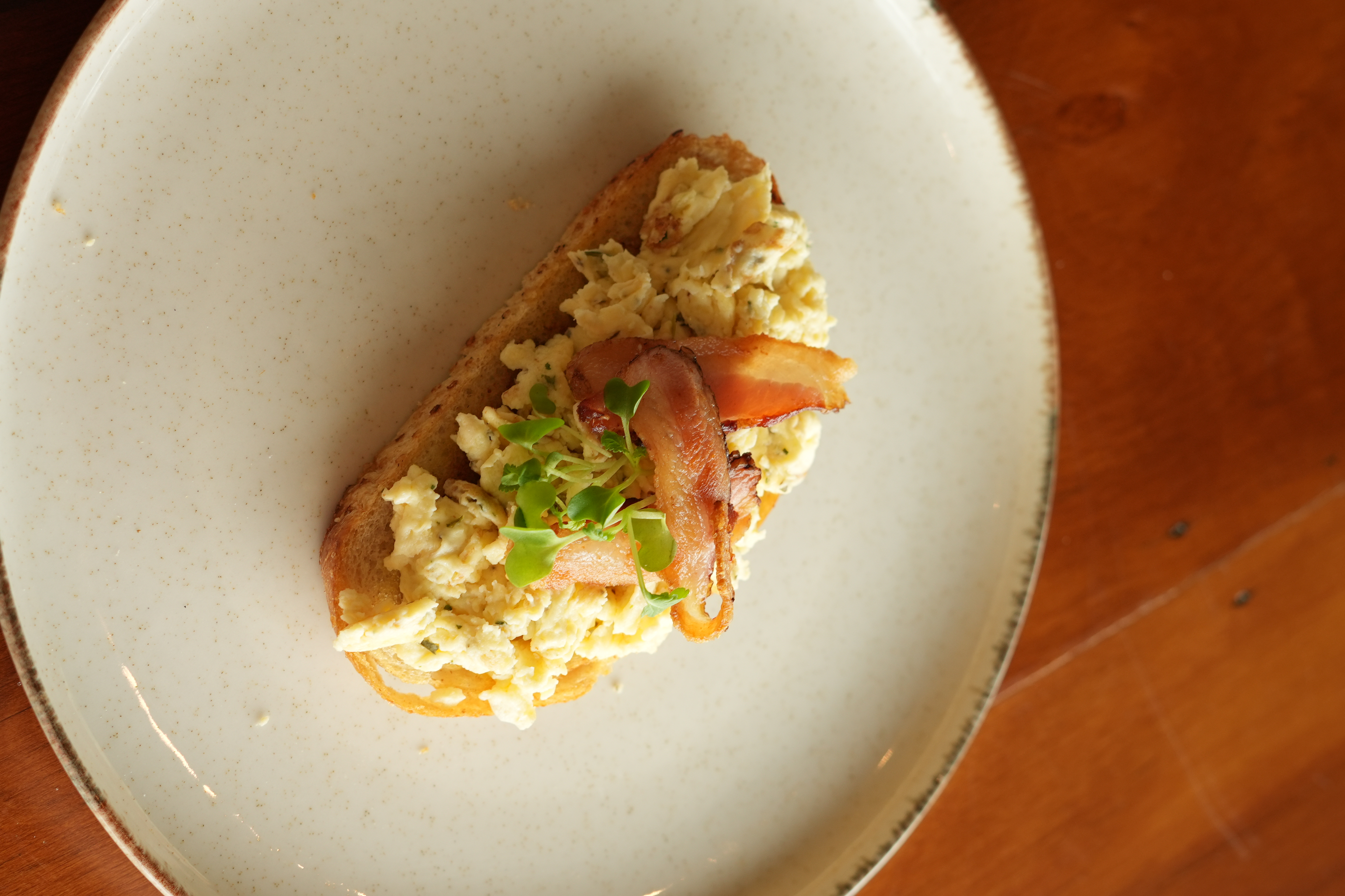 Toast com ovos mexidos cremosos e bacon