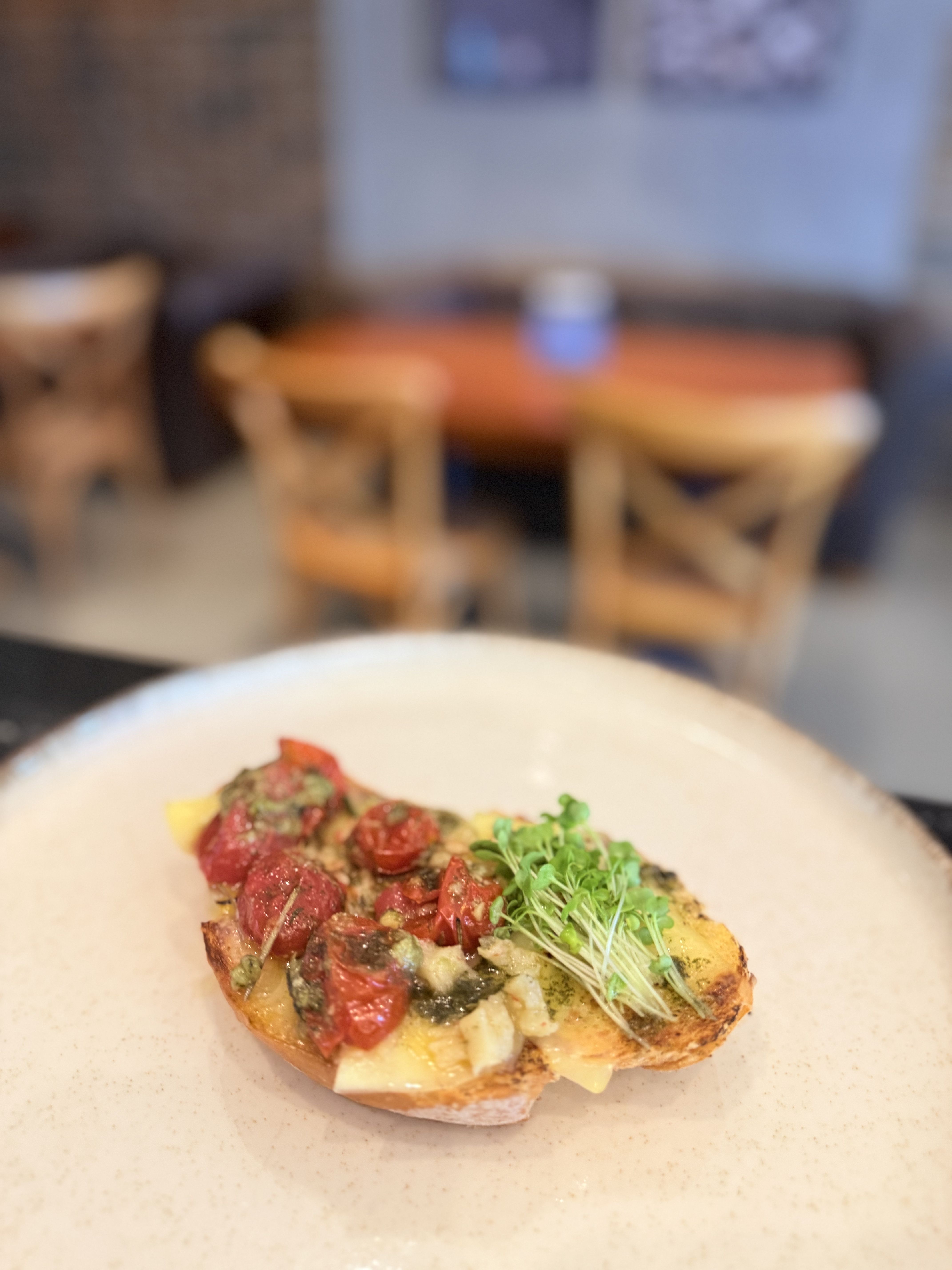 Toast de queijo, tomate confit e molho pesto