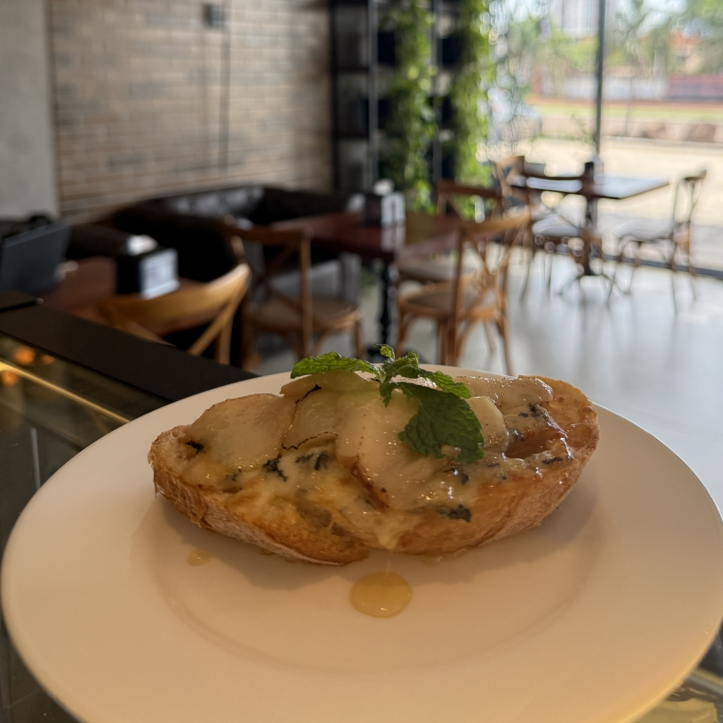 Toast de pera e gorgonzola